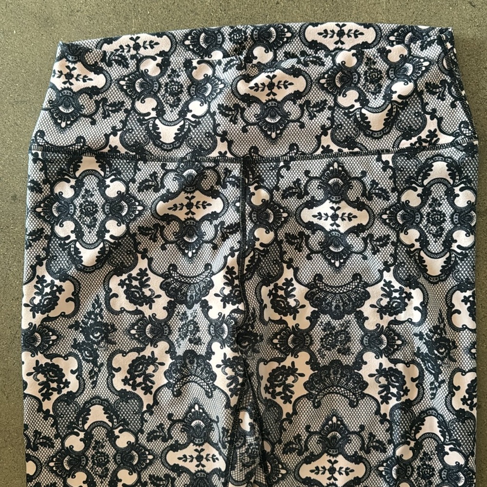 Lace looking Leggings - Picture 2 of 3